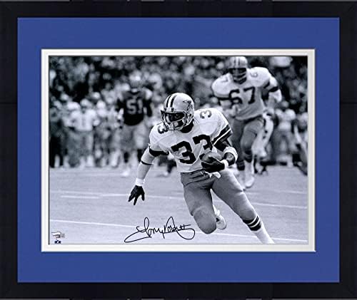 Çerçeveli Tony Dorsett Dallas Cowboys İmzalı 16 x 20 Siyah Beyaz Koşu Fotoğrafı - İmzalı NFL Fotoğrafları