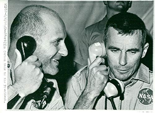 İki astronotu tebrik eden Başkan Johnson ile telefon görüşmeleri sırasında Thomas Stafford ve Eugene Cernan'ın vintage